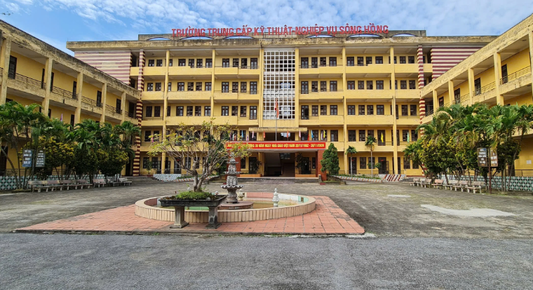 Tiếp nhận đất, cơ sở vật chất Trường Trung cấp Kỹ thuật và Nghiệp vụ Sông Hồng (cũ) để bố trí xây dựng Trường THPT Quang Trung. Ảnh minh họa