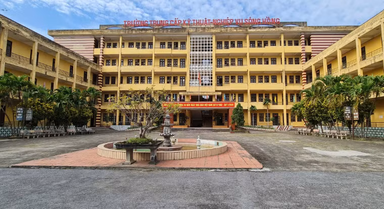 Tiếp nhận đất, cơ sở vật chất Trường Trung cấp Kỹ thuật và Nghiệp vụ Sông Hồng (cũ) để bố trí xây dựng Trường THPT Quang Trung. Ảnh minh họa