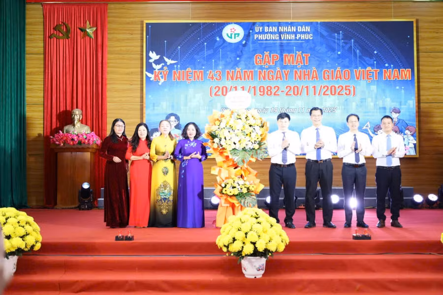 Lãnh đạo phường Vĩnh Phúc tặng hoa chúc mừng đại diện các nhà giáo.