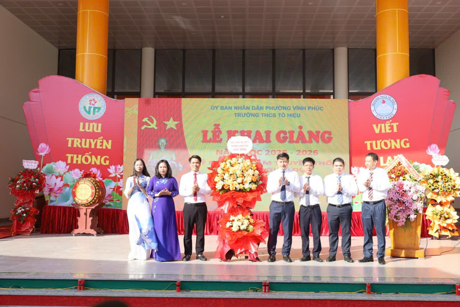 Lãnh đạo phường Vĩnh Phúc tặng hoa chúc mừng nhà trường. th2.jpg