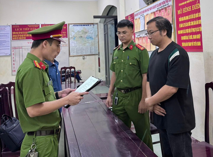 Công an Tuyên Quang tống đạt quyết định đối với Vũ Đại Thảo. Ảnh: Công an tỉnh Tuyên Quang