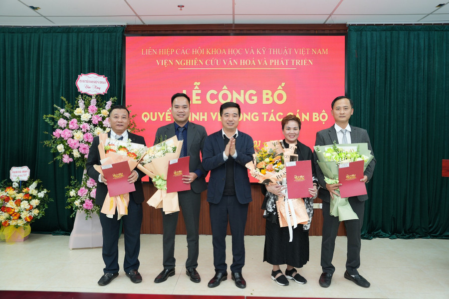 Ông Nguyễn Tiến Dũng (ngoài cùng bìa phải) được bổ nhiệm giữ chức Tổng Biên tập Tạp chí Văn hoá và Phát triển.