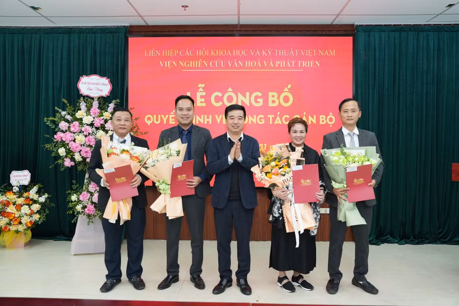 Ông Nguyễn Tiến Dũng (ngoài cùng bìa phải) được bổ nhiệm giữ chức Tổng Biên tập Tạp chí Văn hoá và Phát triển.