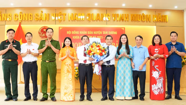 Lãnh đạo huyện Tam Dương chúc mừng ông Đặng Công Hòa (thứ 5 từ trái qua) được bầu giữ chức Chủ tịch UBND huyện.