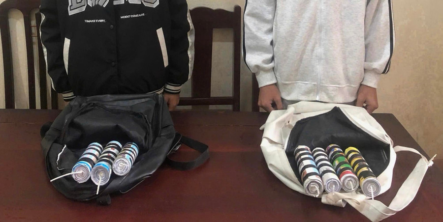 Công an thu giữ số pháo tự chế trong balo các học sinh. Ảnh: Công an tỉnh Phú Thọ