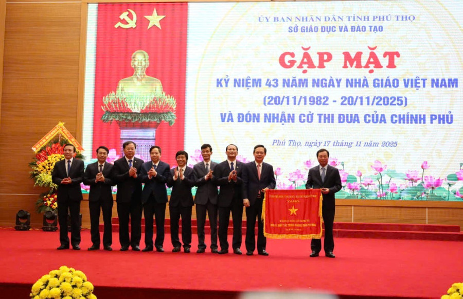 Ông Bùi Văn Quang - Phó Bí thư Thường trực Tỉnh ủy Phú Thọ (bìa phải) trao Cờ Thi đua của Chính phủ tới lãnh đạo Sở GD&ĐT Phú Thọ.