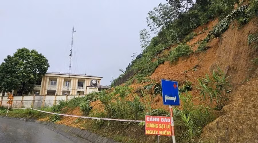 Trụ sở xã Trung Sơn bị đất sạt lở tràn vào khuôn viên.