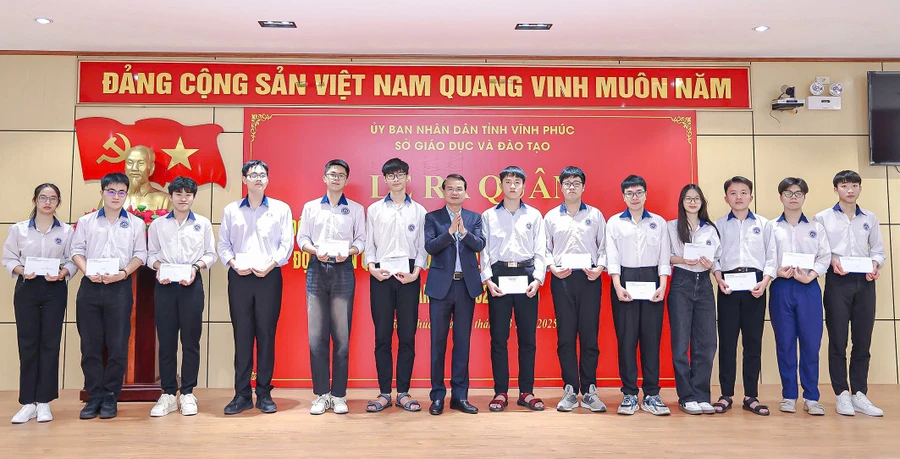 Bí thư Tỉnh ủy Vĩnh Phúc Đặng Xuân Phong trao quà động viên học sinh.