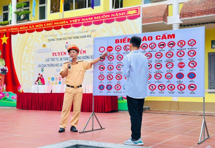 Chiến sĩ CSGT tuyên truyền pháp luật về TTATGT cho học sinh.