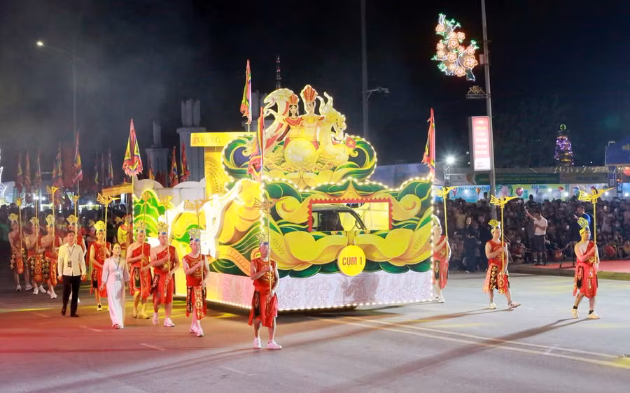 Hơn 1.500 nghệ nhân tái hiện không gian di sản trong lễ hội đường phố Đất Tổ.