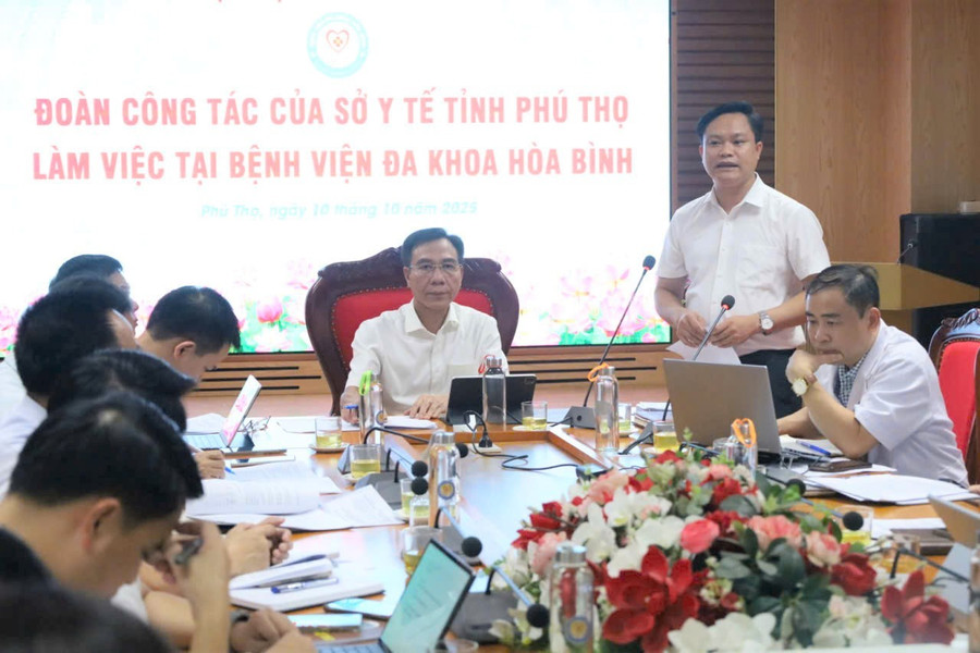 Phó Chủ tịch UBND phường Hòa Bình thông tin về công tác giải phóng mặt bằng khu vực phía sau bệnh viện. bv4.jpg