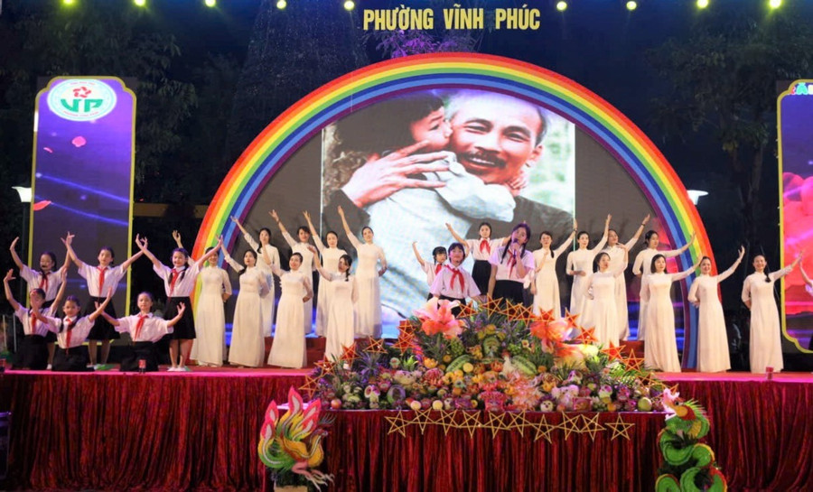 Tiết mục văn nghệ tại Đêm hội.