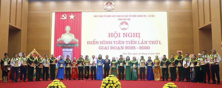 Ban tổ chức vinh danh các điển hình tiến tiến giai đoạn 2020 - 2025.