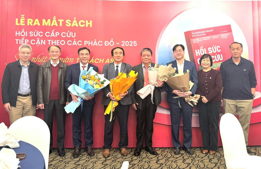 Đại biểu tặng hoa chúc mừng nhóm Chủ biên cuốn sách.