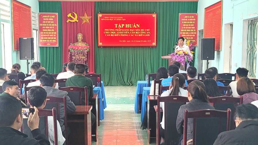 Ngành Giáo dục Tuyên Quang tổ chức lớp tập huấn phương pháp giảng dạy xóa mù chữ cho giáo viên. 2-tap-huan.jpg