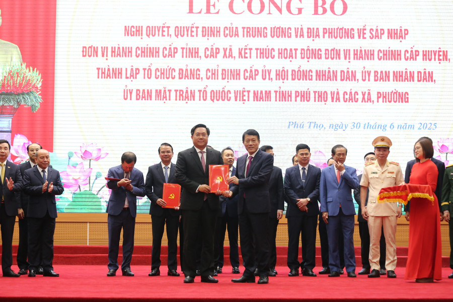 Ông Trần Duy Đông, Chủ tịch UBND tỉnh Vĩnh Phúc (hàng đầu bìa trái) được chỉ định giữ chức Chủ tịch UBND tỉnh Phú Thọ (mới), 2.jpg