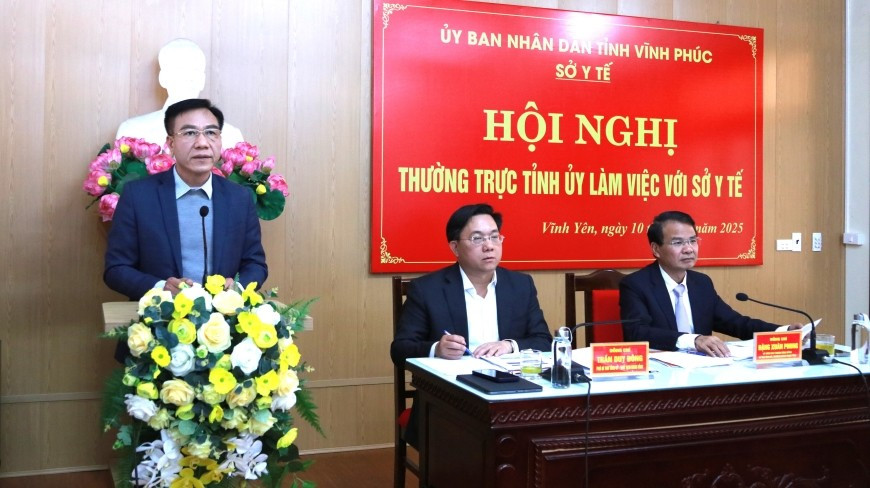 Ông Lê Hồng Trung, Giám đốc sở Y tế Vĩnh Phúc (bìa trái) phát biểu trong buổi làm việc với Thường trực Tỉnh ủy Vĩnh Phúc.