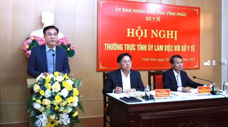 Ông Lê Hồng Trung, Giám đốc sở Y tế Vĩnh Phúc (bìa trái) phát biểu trong buổi làm việc với Thường trực Tỉnh ủy Vĩnh Phúc.