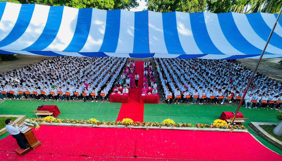 Học sinh Trường THPT Tam Dương bước vào năm học mới với chủ đề: Kỷ cương, sáng tạo, đột phá, phát triển. td.jpg