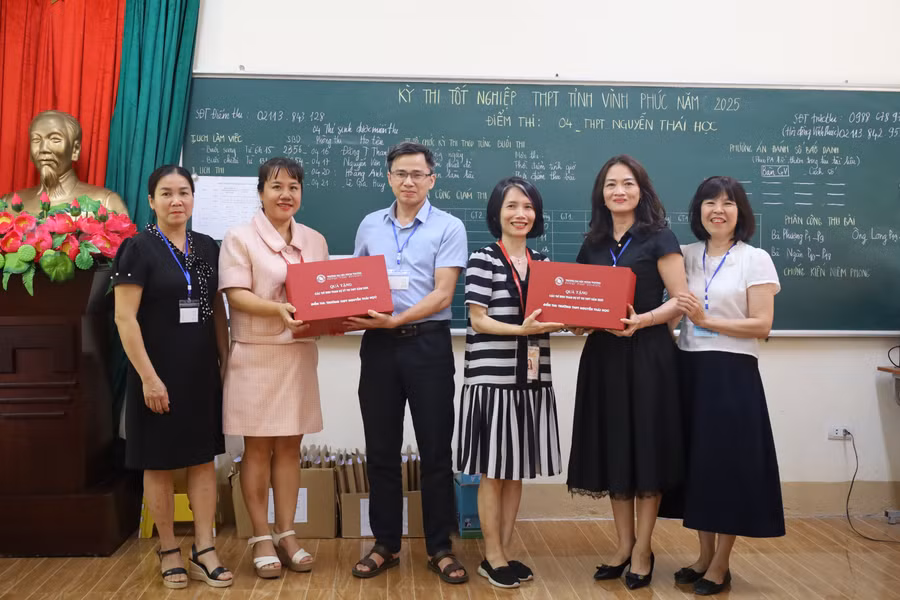 Đại diện Trường ĐH Ngoại thương trao tặng bút chì tại điểm thi Trường THPT Trần Phú (Vĩnh Yên).