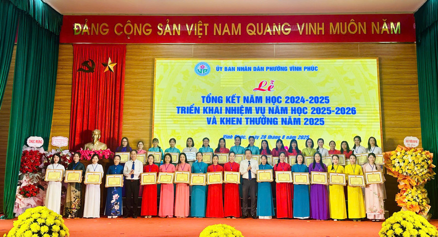 Nhiều tập thể, cá nhân được khen thưởng dịp này. 1.jpg