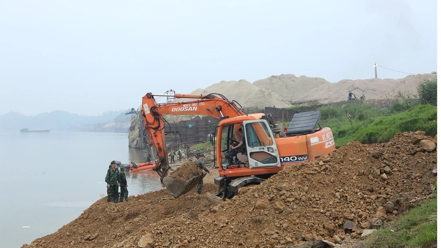 Đơn vị thi công gia cố bến, chuẩn bị hạ đặt cầu phao. Ảnh: Lê Hoàng