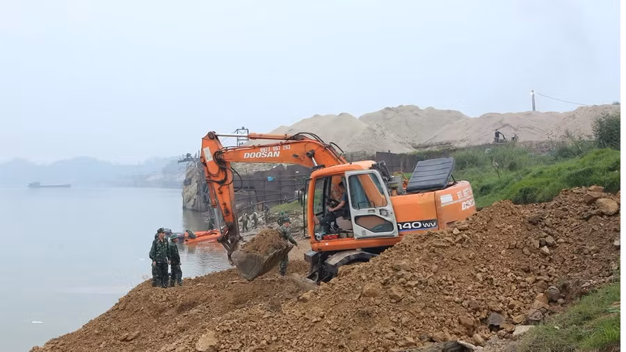 Đơn vị thi công gia cố bến, chuẩn bị hạ đặt cầu phao. Ảnh: Lê Hoàng