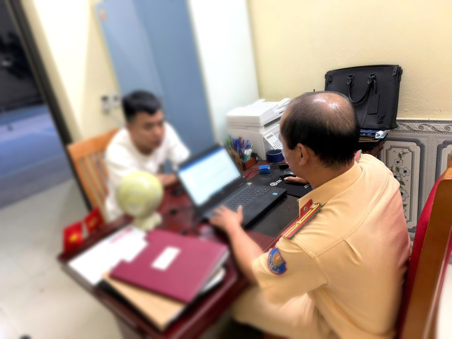 CSGT làm việc với Đào Văn Năm. (Ảnh: CSGT Vĩnh Phúc)