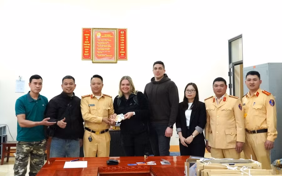 Tổ công tác số 10, Đội 4 trao trả tài sản bị rơi cho chị Zukiene, quốc tịch Litva. Ảnh: Hà Linh