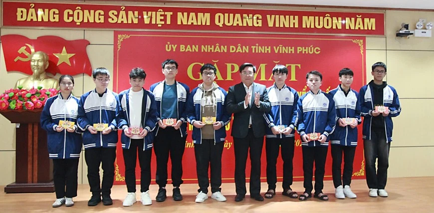 Chủ tịch UBND tỉnh Vĩnh Phúc Trần Duy Đông trao quà động viên học sinh.