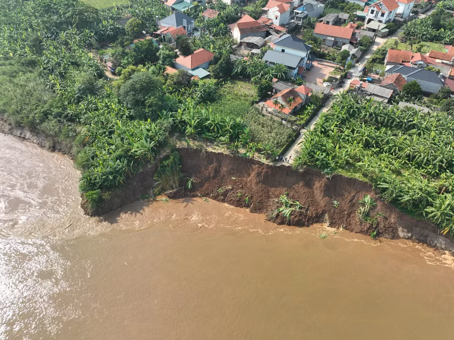 Vị trí sạt lở bờ, vở sông Thao tiếp tục lấn sâu vào phía khu dân cư.