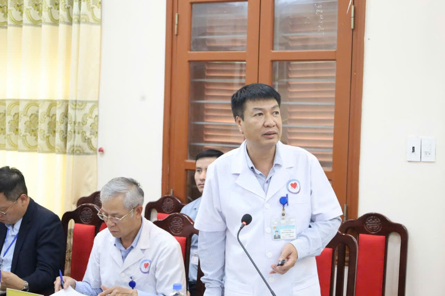 Giám đốc Trung tâm Y tế khu vực Kim Bôi báo cáo tại buổi làm việc. gd-kim-boi.jpg
