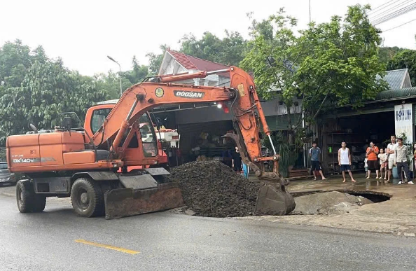 Máy móc, phương tiện đã được đơn vị liên quan huy động để khắc phục xong sự cố hố sụt lún.