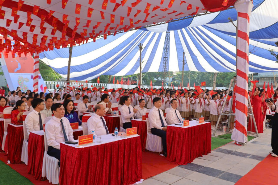 Lãnh đạo tỉnh Phú Thọ và Sở GD&ĐT dự lễ khai giảng tại Trường THCS Tô Hiệu. to-hieu-3.jpg