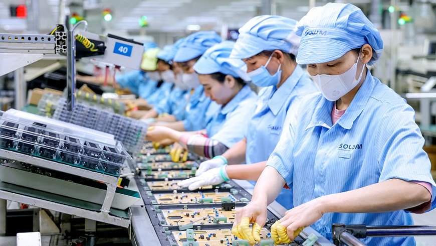Công ty TNHH Solum Vina, Khu công nghiệp Bá Thiện 2 (xã Bình Xuyên) chuyên sản xuất, gia công linh kiện điện tử cho các tập đoàn lớn như Samsung, Panasonic, Sony. 1-linh-kien.jpg