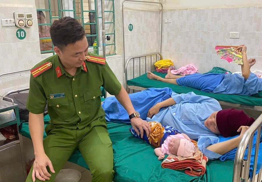 Thiếu tá Cường đến bệnh viện thăm hỏi mẹ con chị Say. Ảnh: Công an tỉnh Hà Giang