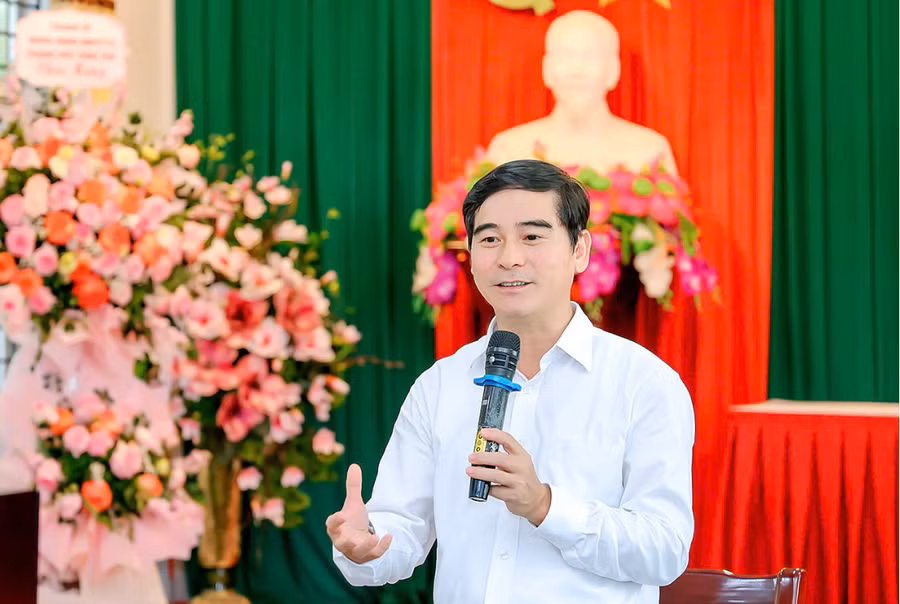 Bí thư Tỉnh ủy Dương Văn An phát biểu trong ngày khai giảng năm học mới tại Trường THCS Khai Quang (Vĩnh Yên).