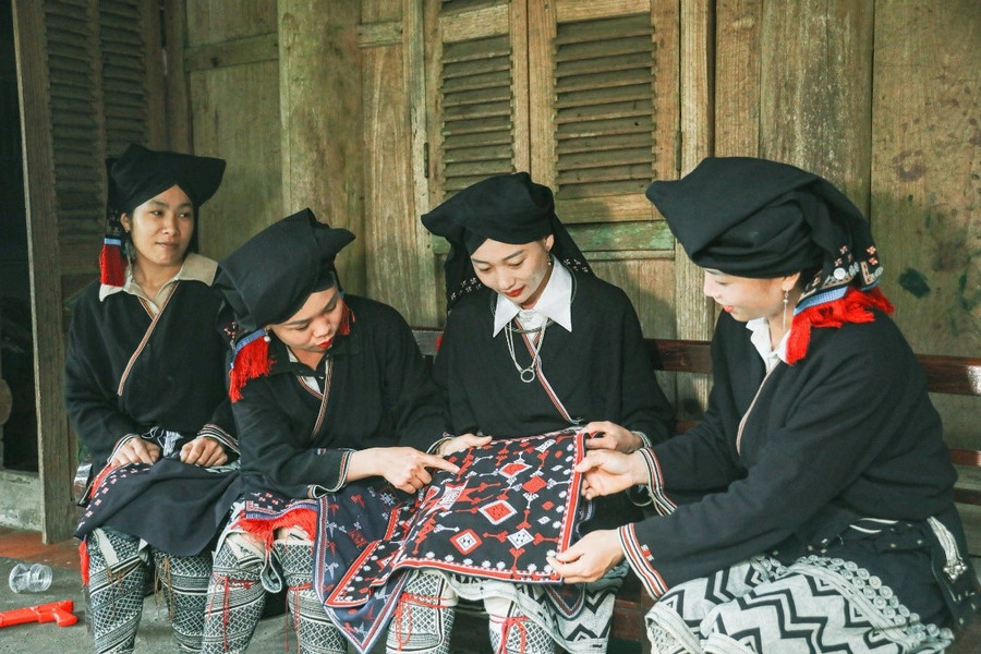 Phụ nữ Dao Tiền ở xóm Sưng, xã Cao Sơn (Phú Thọ) gìn giữ nghề dệt thổ cẩm truyền thống.