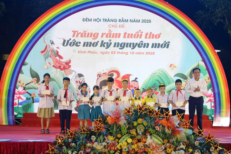 Lãnh đạo Sở Y tế Vĩnh Phúc trao quà cho học sinh vượt khó đến trường. tt2.jpg