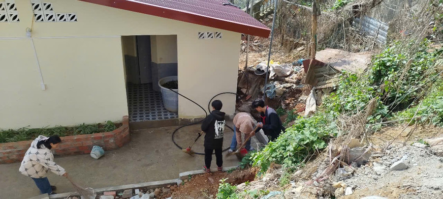 Khu vệ sinh của nhà trường chưa đáp ứng nhu cầu cho hơn 500 học sinh sử dụng. 4-ve-sinh.jpg