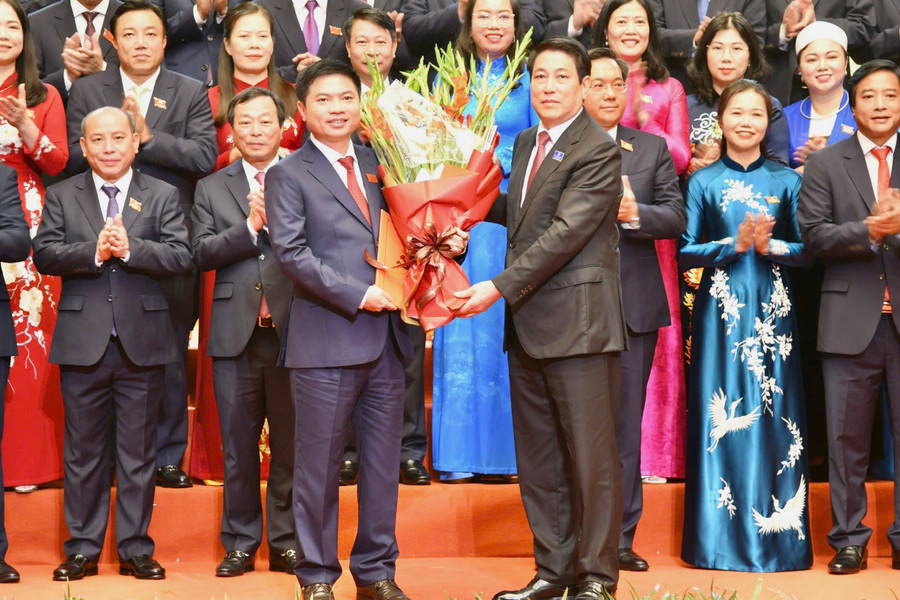 Chủ tịch nước Lương Cường tặng hoa chúc mừng tân Bí thư Tỉnh ủy Phú Thọ. s01.jpg