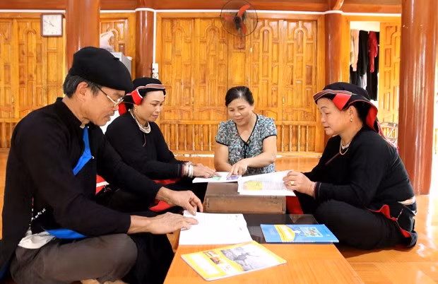 Các lớp học xóa mù chữ tại xã Hùng An, tỉnh Tuyên Quang được thực hiện vào buổi tối khi học viên kết thúc ngày lao động mưu sinh.