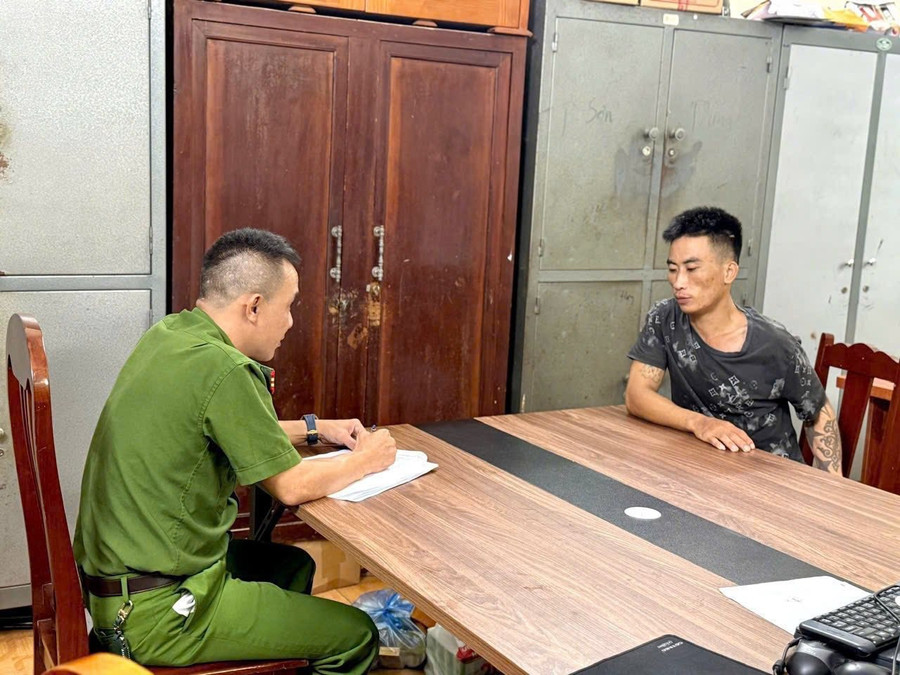 Công an lấy lời khai đối với Mai Đức Giang. Ảnh: Công an tỉnh Phú Thọ