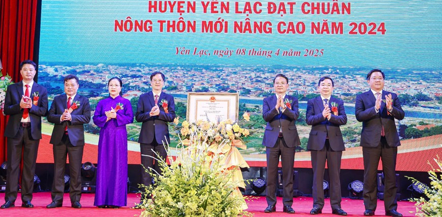 Thừa ủy quyền của Thủ tướng Chính phủ, lãnh đạo tỉnh Vĩnh Phúc trao Bằng công nhận huyện Yên Lạc đạt NTM mới nâng cao năm 2024.