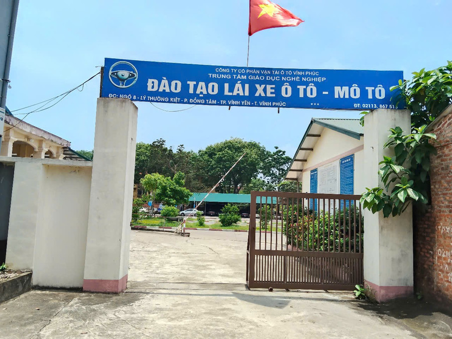 Trung tâm giáo dục nghề nghiệp trực thuộc công ty có hàng chục cán bộ, giáo viên, nhân viên bị chậm đóng BHXH. cty-oto2.jpg
