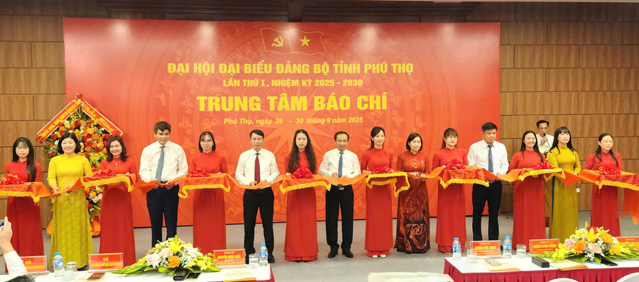 Đại biểu cắt băng khai trương Trung tâm báo chí phục vụ Đại hội đại biểu Đảng bộ tỉnh Phú Thọ lần thứ I.