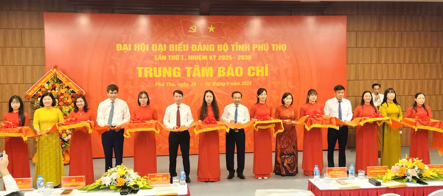 Đại biểu cắt băng khai trương Trung tâm báo chí phục vụ Đại hội đại biểu Đảng bộ tỉnh Phú Thọ lần thứ I.