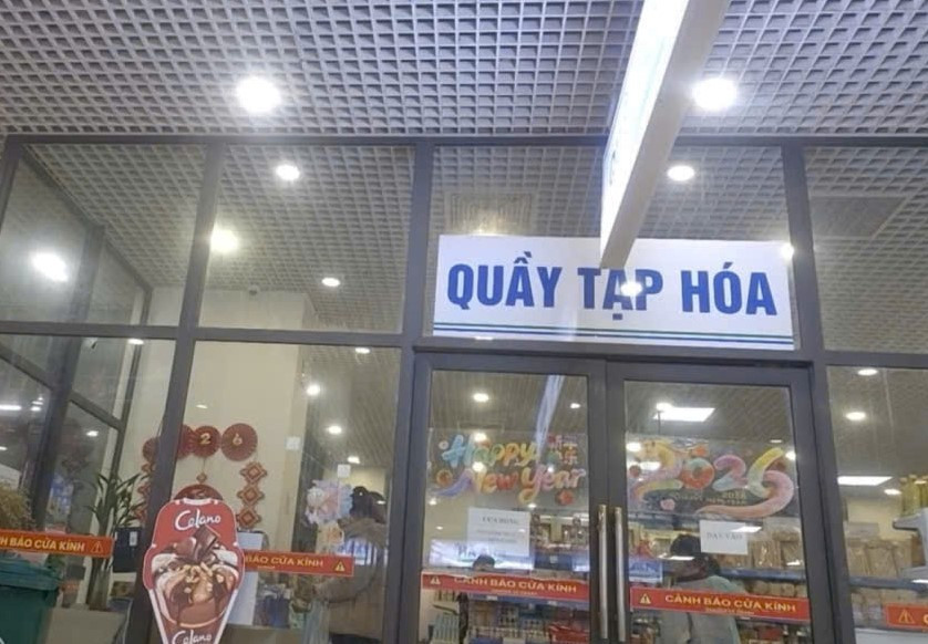 Quầy tạp hóa trong bệnh viện nơi lực lượng chức năng mượn để xử lý vụ việc.