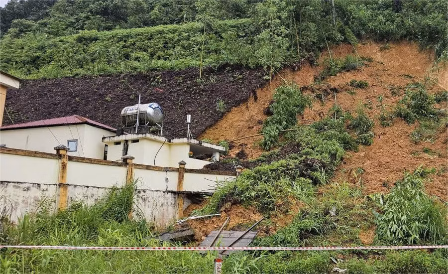 Sạt lở đất tràn vào khuôn viên trụ sở UBND xã Trung Sơn.