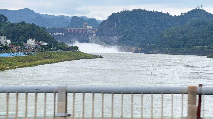 Hồ thủy điện Hòa Bình mở cửa xả đáy thứ 3 từ 15h ngày 17/7.